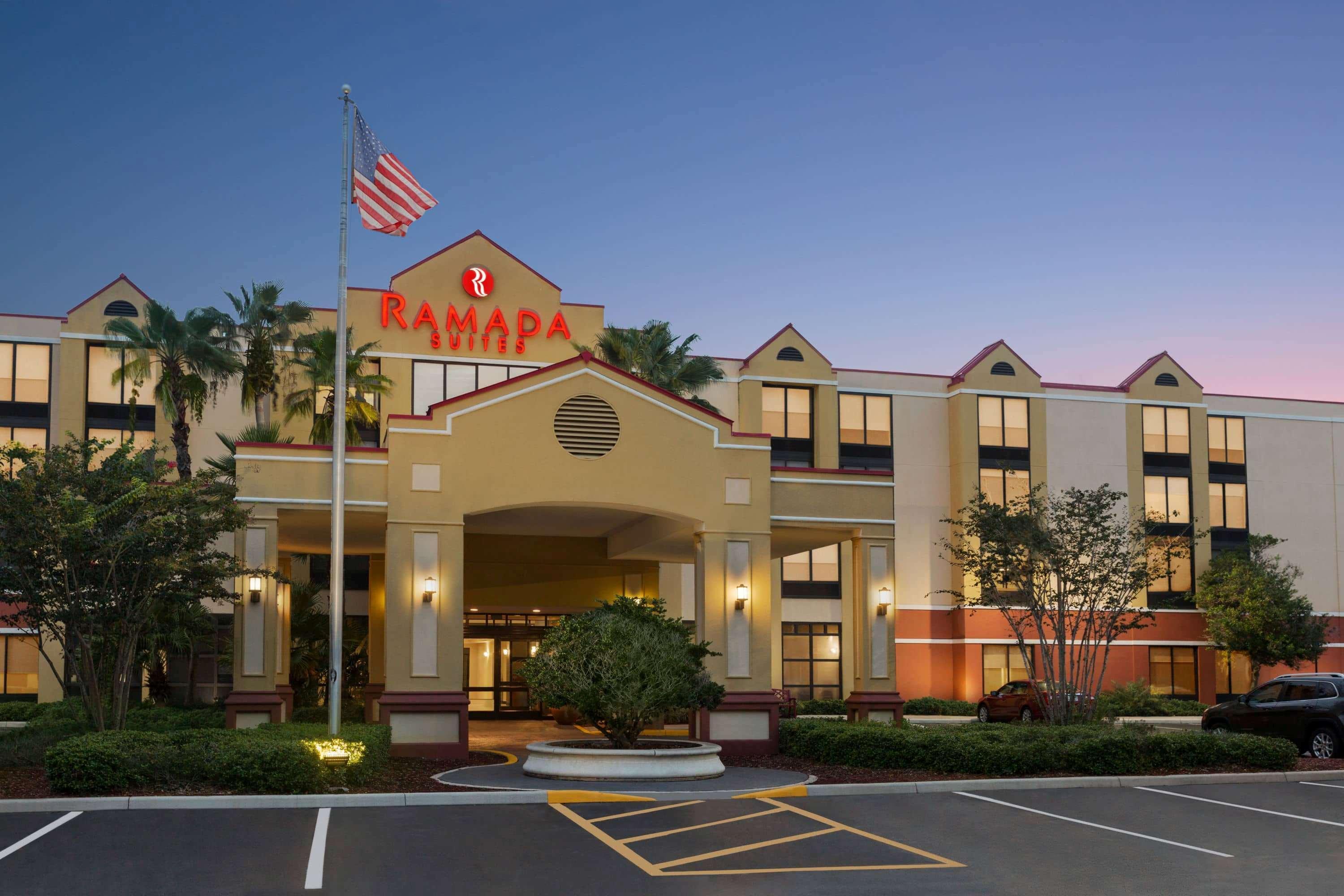 Ramada By Wyndham Suites Orlando Airport- Free Airport Shuttle Екстер'єр фото